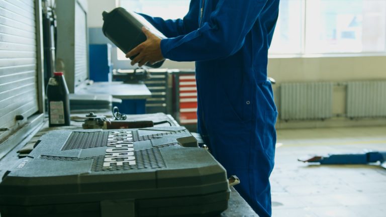 How to Avoid Common Mistakes When Buying Engine Oil