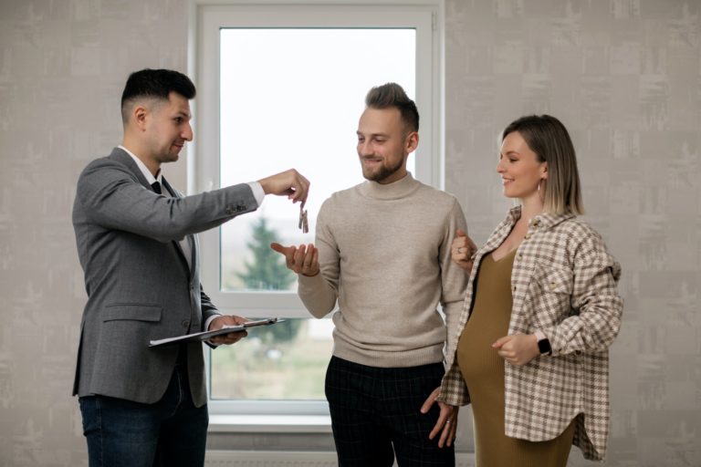 8 Reasons You Should Use a Real Estate Agent to Sell a House